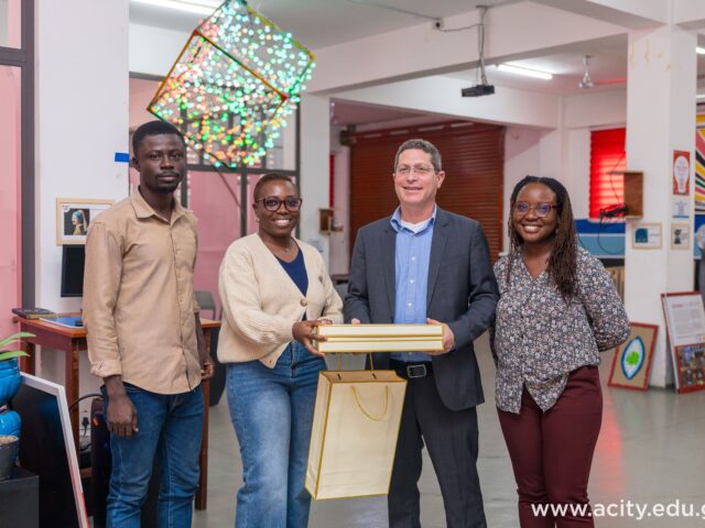 Vice President for Technology at the Center for Educational Technology (CET), Israel, visits the Technology and Entrepreneurship Center (TEC).